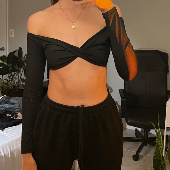 LONGSLEEVE TWIST FRONT CROP TOP - Picture 2 of 6
